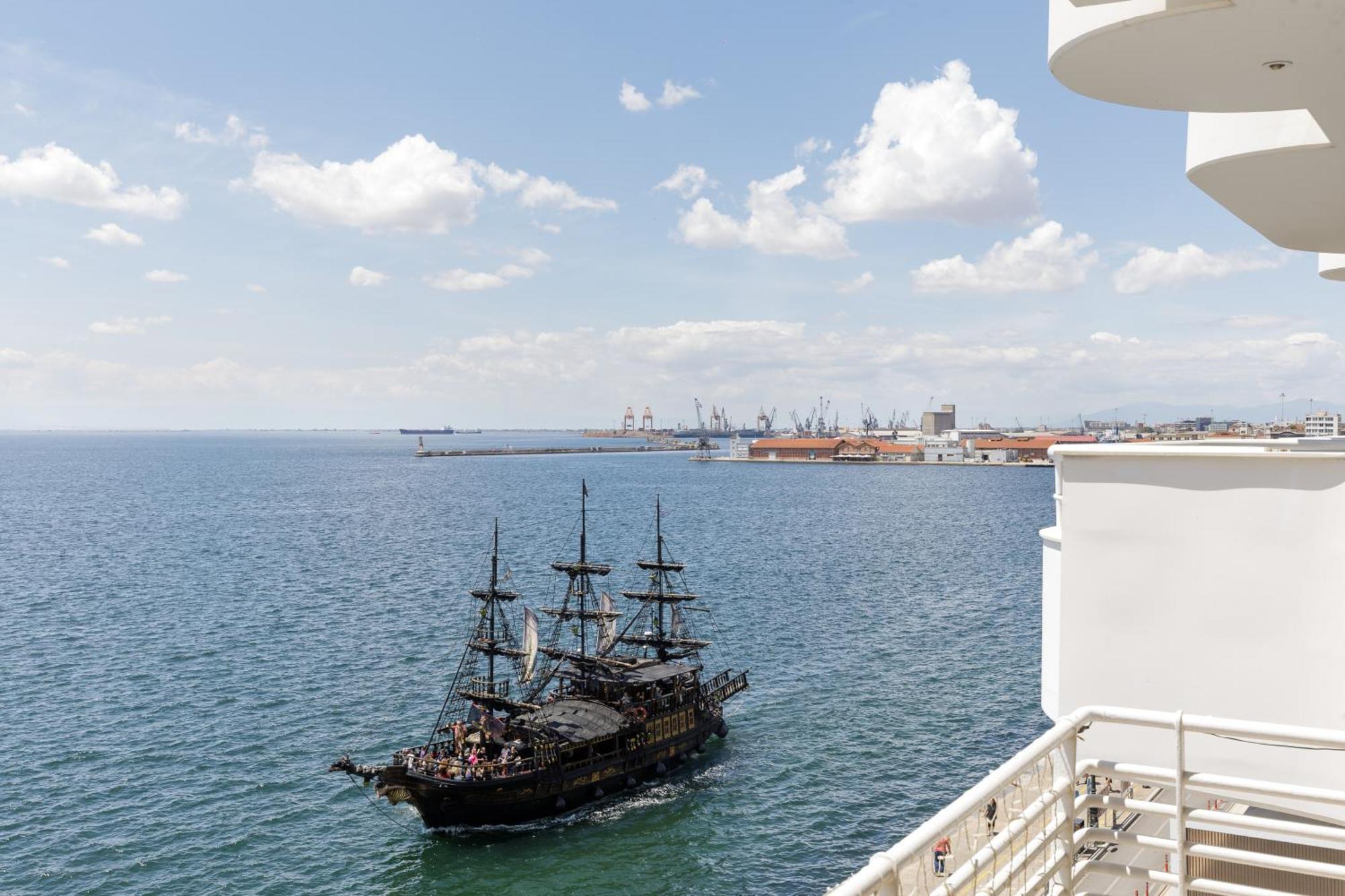Infinity & Beyond By Halu! - Seafront Apartments Tesalonika Bagian luar foto