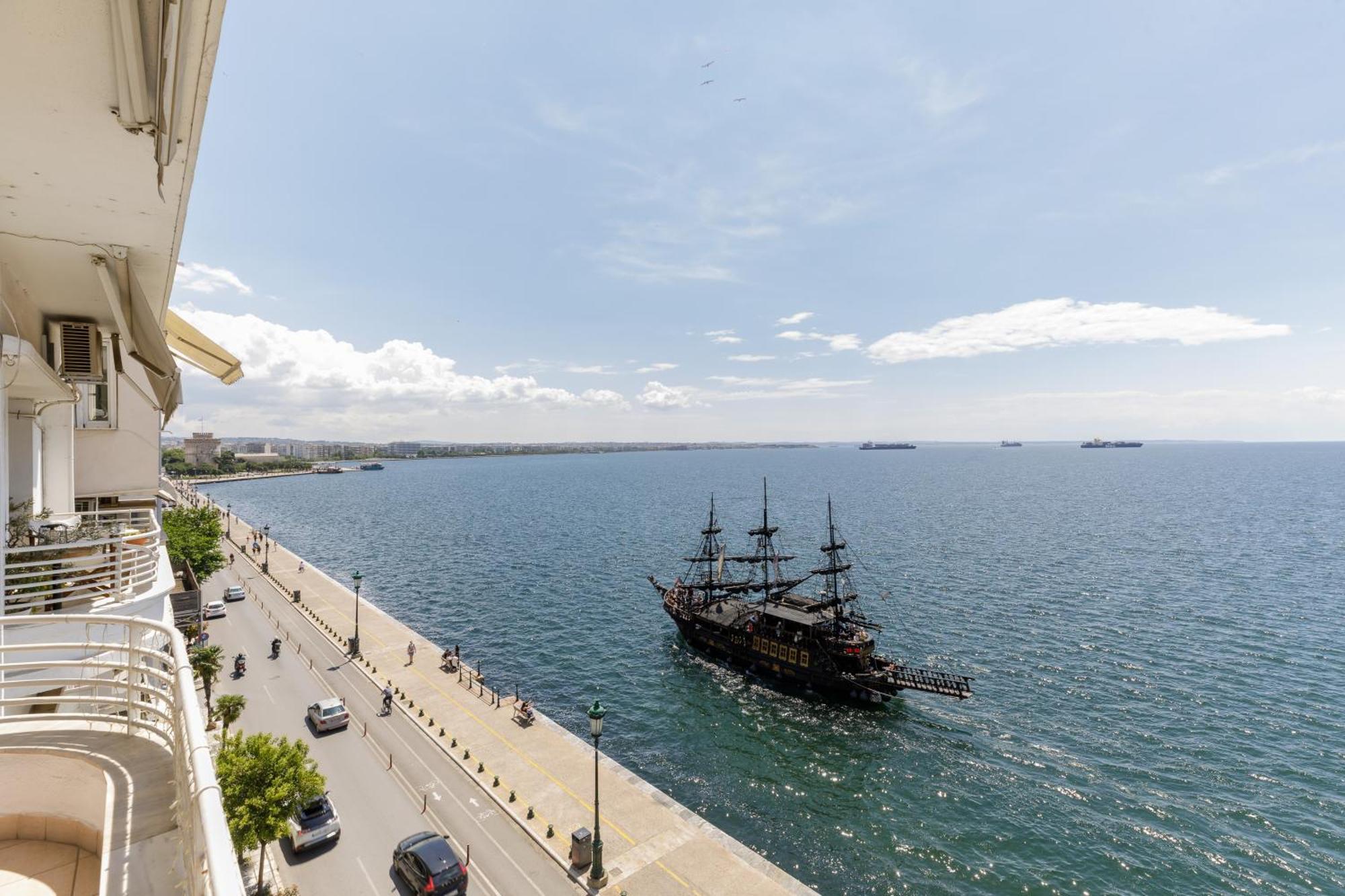 Infinity & Beyond By Halu! - Seafront Apartments Tesalonika Bagian luar foto