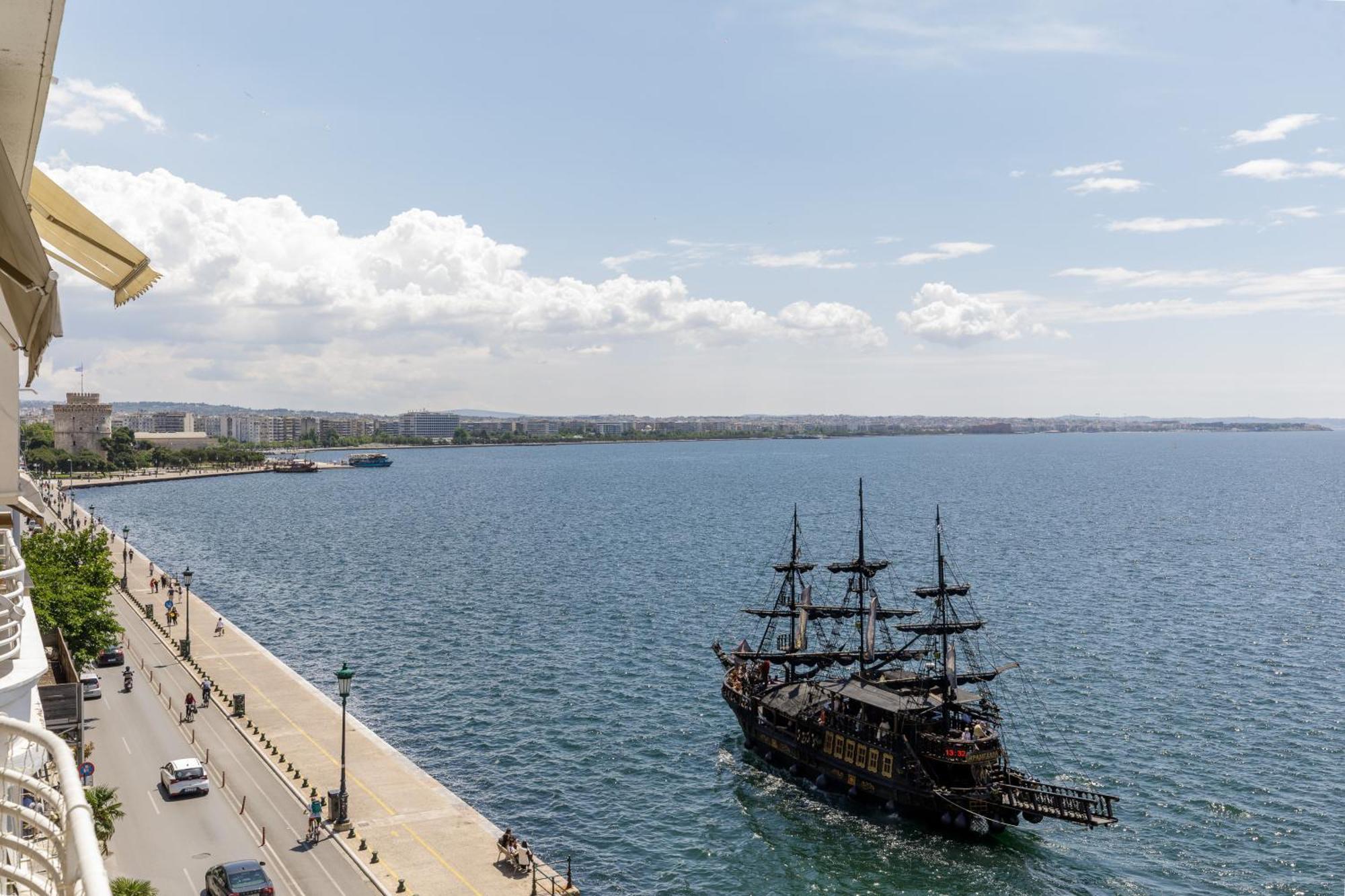 Infinity & Beyond By Halu! - Seafront Apartments Tesalonika Bagian luar foto