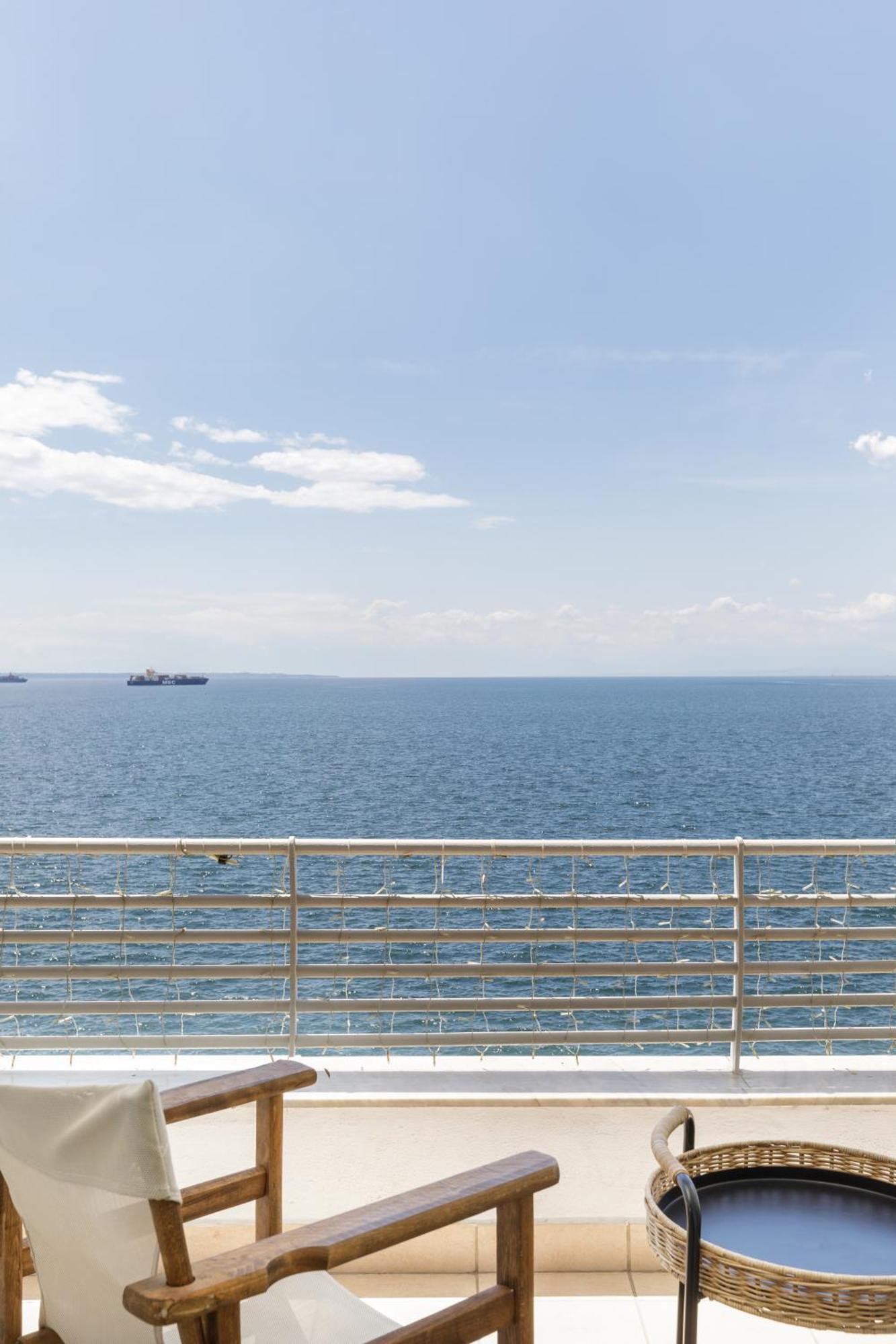 Infinity & Beyond By Halu! - Seafront Apartments Tesalonika Bagian luar foto